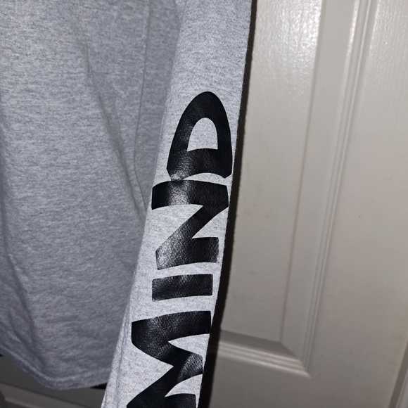 Gildan graphic T-Shirt size small - Picture 3 of 5